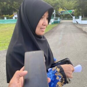 Foto Istimewa: (Siti Khotijah Kadis pendidikan Halmahera Selatan Usai Menjalani Pemeriksaan di Kantor Kejari Halsel)