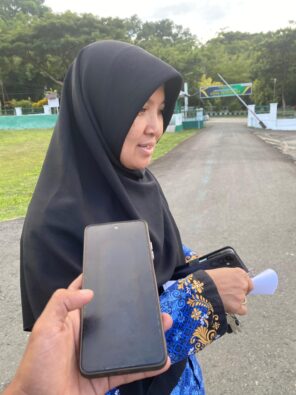 Foto Istimewa: (Siti Khotijah Kadis pendidikan Halmahera Selatan Usai Menjalani Pemeriksaan di Kantor Kejari Halsel)