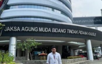 (Sarja H Rivai Ketua Wilayah SEMMI Maluku Utara di Gedung Jam Pidsus Kejagung RI)