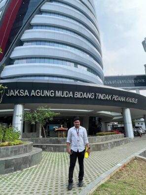 (Sarja H Rivai Ketua Wilayah SEMMI Maluku Utara di Gedung Jam Pidsus Kejagung RI)