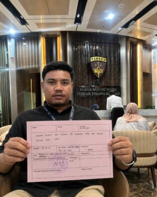Foto Istimewa: (Sarjan Hu Ketua Wilayah SEMMI Maluku Utara di Gedung Kejagung RI)