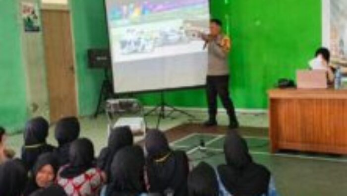 Bhabinkamtibmas Kelurahan Sukaharja Berikan Penyuluhan Kenakalan Remaja dan Sosialisasi Layanan Call Center 110 di MAN 1 Ketapang