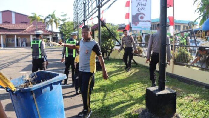 Wujudkan Lingkungan ASRI, Personel Polres Ketapang Gotong Royong Bersihkan Mako Polres