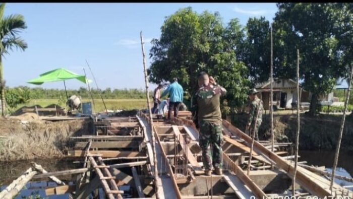 Wujud Kepedulian TNI AD Kodim 1207/Pontianak Perbaiki Jembatan Perintis Garuda di Kubu Raya