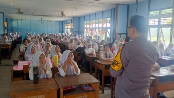 Cegah Penyalahgunaan Narkoba dan Kenakalan Remaja, Polsek Benua Kayong Sosialisasi kepada Peserta MPLS SMAN 2 Benua Kayong