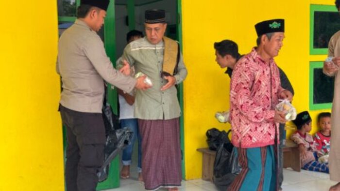 Jum’at Berkah, Personel Polsek Marau Bagikan Nasi Bungkus kepada Jamaah Usai Sholat Jumat Berjamaah