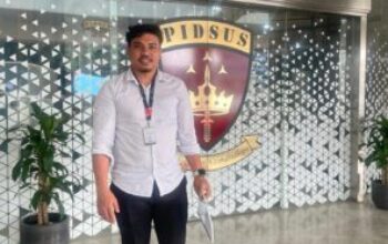 (Sarja H Rivai Ketua SEMMI Maluku Utara di Gedung Jam Pidsus Kejagung RI)
