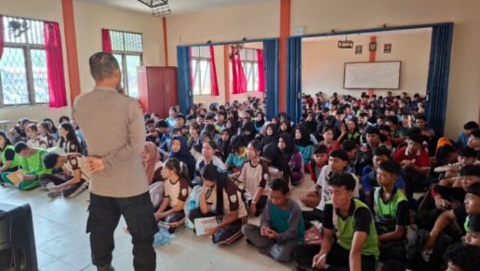 Wujudkan Pelajar Berkarakter, Polsek Sungai Tebelian Berikan Edukasi Fenomena Sosial di MPLS