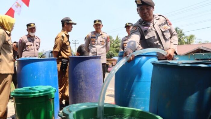 Polres Ketapang Salurkan 16 Ton Air Bersih untuk Warga Tanjung Baik Budi, Wujud Kepedulian Polri di Tengah Kemarau