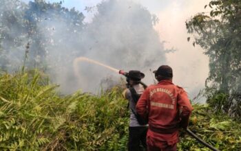 Polres Ketapang Bersama Jajaran dan Tim Gabungan Patroli Padamkan Karhutla di MHU