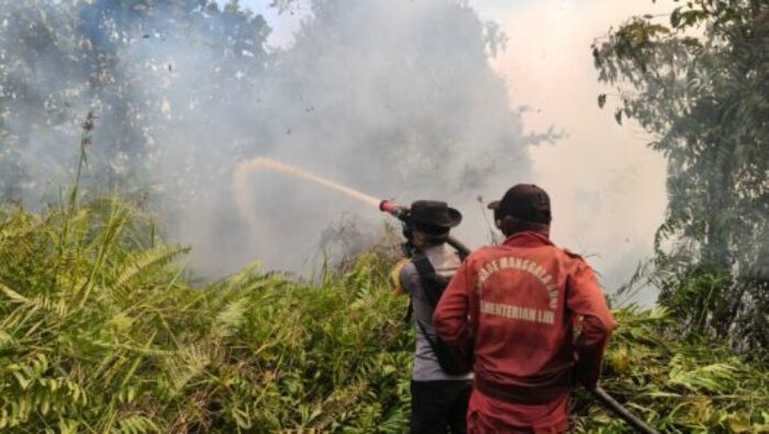 Polres Ketapang Bersama Jajaran dan Tim Gabungan Patroli Padamkan Karhutla di MHU