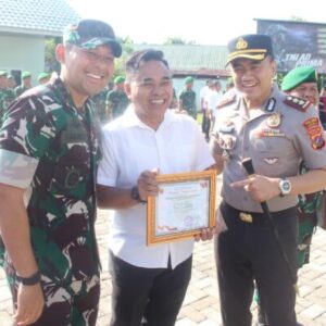 Dandim 0209/LB dan Kapolres Labuhanbatu Berikan Penghargaan Kepada Personel Berprestasi 