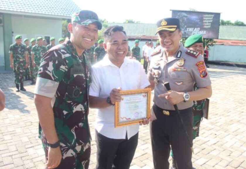 Dandim 0209/LB dan Kapolres Labuhanbatu Berikan Penghargaan Kepada Personel Berprestasi 