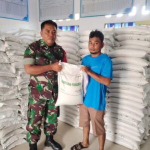 Koramil 08/RP Dampingi Penyaluran Bantuan Beras di Bakaran Batu Guna Pastikan Tepat Sasaran