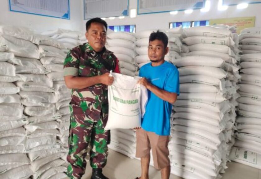 Koramil 08/RP Dampingi Penyaluran Bantuan Beras di Bakaran Batu Guna Pastikan Tepat Sasaran