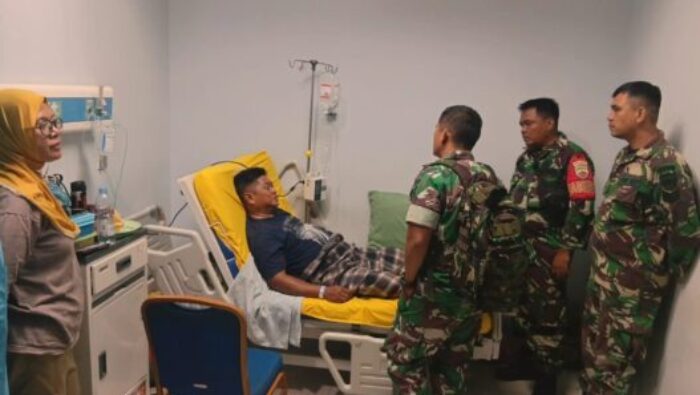 Perkuat Kepedulian, Danramil 08/RP Jenguk Anggota yang Dirawat di RSUD dan RSU Elpi Al Azis