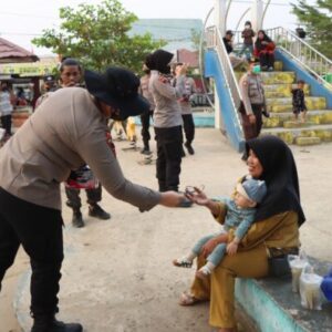 6 Mahasiswa STIK dan 1 Siswa Setukpa Edukasi Masyarakat Cegah Karhutla Dan Sosialisasi Layanan 110 Polres Ketapang