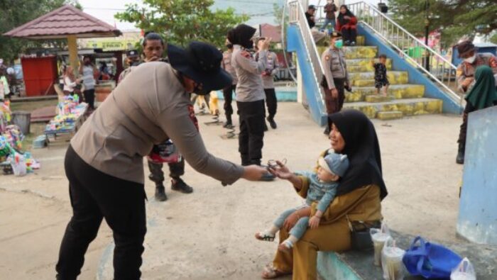6 Mahasiswa STIK dan 1 Siswa Setukpa Edukasi Masyarakat Cegah Karhutla Dan Sosialisasi Layanan 110 Polres Ketapang