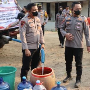 Bersama Mahasiswa STIK dan Siswa Setukpa, Kapolres Ketapang Salurkan 8.000 Liter Air Bersih untuk Warga Sukamaju