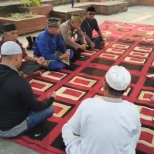 Jaga Kedekatan dengan Warga, Kapolsek Pontianak Utara Ikut Tradisi Robo-Robo