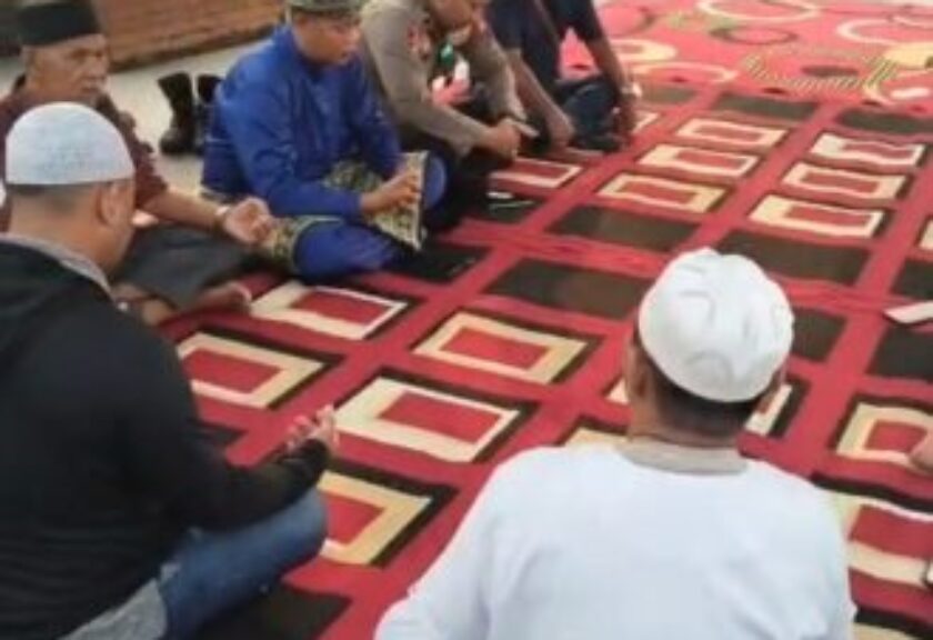 Jaga Kedekatan dengan Warga, Kapolsek Pontianak Utara Ikut Tradisi Robo-Robo