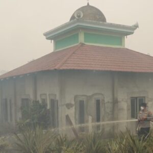 Api Karhutla Sejengkal dari Masjid Baiturrahman, Kapolres Kubu Raya Pimpin Penyelamatan