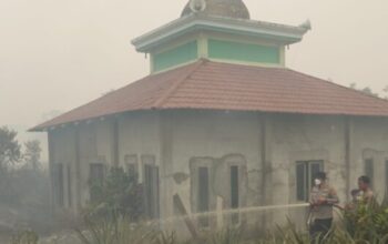 Api Karhutla Sejengkal dari Masjid Baiturrahman, Kapolres Kubu Raya Pimpin Penyelamatan
