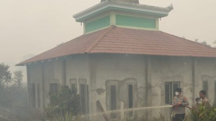 Api Karhutla Sejengkal dari Masjid Baiturrahman, Kapolres Kubu Raya Pimpin Penyelamatan