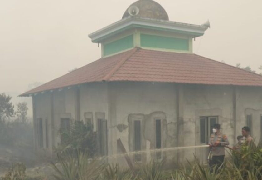 Api Karhutla Sejengkal dari Masjid Baiturrahman, Kapolres Kubu Raya Pimpin Penyelamatan