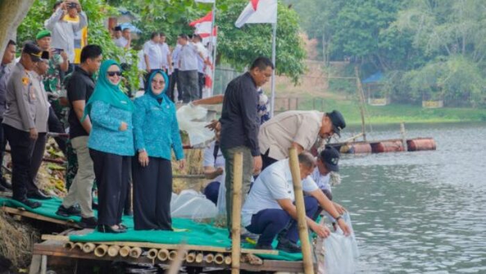 Sambut HUT ke-81 RI, TP PKK Batu Bara Gaungkan Gerakan Peduli Lingkungan di Danau Laut Tador