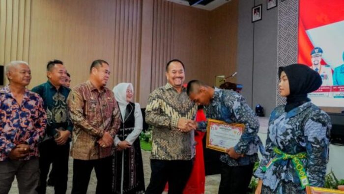 Serahkan Penghargaan, Bupati Baharuddin: Paskibraka Cetak Generasi Disiplin
