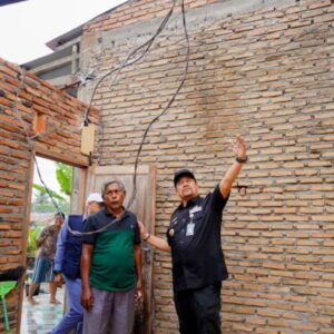 Rumah Warga Porak-Poranda Diterjang Angin Kencang, Bupati Batu Bara Turun Langsung Bawa Bantuan