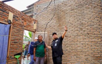 Rumah Warga Porak-Poranda Diterjang Angin Kencang, Bupati Batu Bara Turun Langsung Bawa Bantuan
