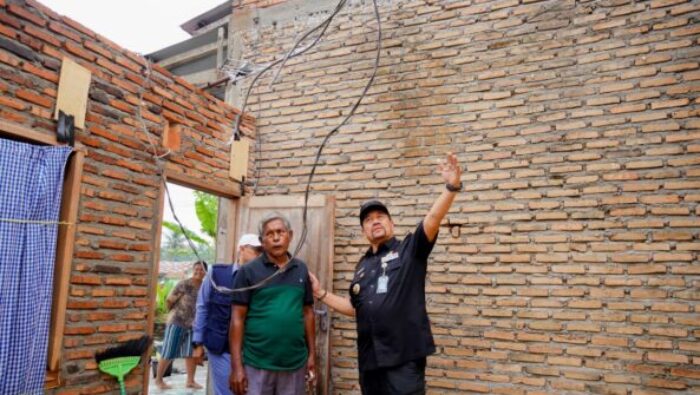 Rumah Warga Porak-Poranda Diterjang Angin Kencang, Bupati Batu Bara Turun Langsung Bawa Bantuan