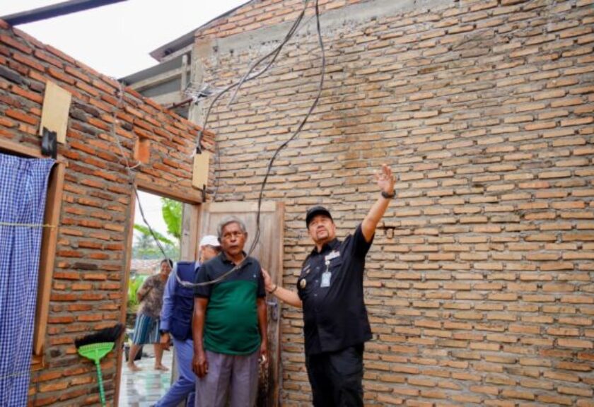Rumah Warga Porak-Poranda Diterjang Angin Kencang, Bupati Batu Bara Turun Langsung Bawa Bantuan