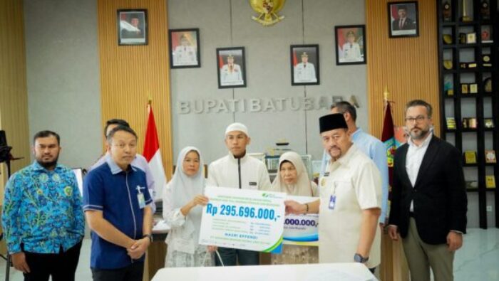 Bupati Batu Bara Serahkan Bantuan kepada Keluarga Korban Kebakaran PT EVYAP