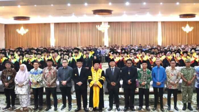 Bupati Oskar Manoppo Hadiri Wisuda IAIK dan STMIK Multicom, Dorong Lulusan Berkontribusi untuk Daerah
