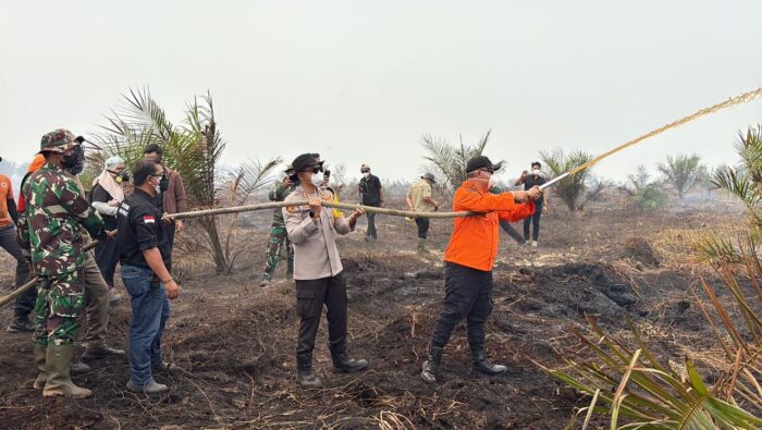 Kapolres Ketapang Bersama Bupati dan Jajaran Turun Langsung Tangani Karhutla di Kecamatan Matan Hilir Selatan