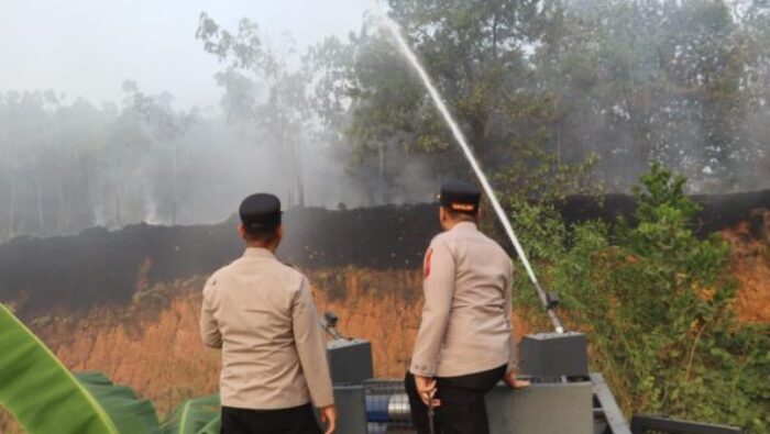 Kapolres Labuhanbatu Turun Langsung Padamkan Kebakaran Lahan di Padang Bulan
