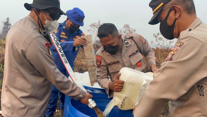 Polres Ketapang Gunakan Campuran Air dan Cairan X-Fire untuk Pemadaman Karhutla di Muara Pawan