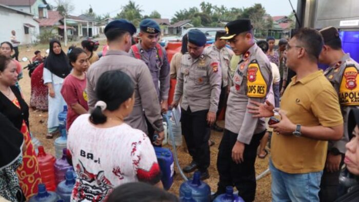 Polres Ketapang Hadir di Tengah Warga, Salurkan 8.000 Liter Air Bersih Gratis Siap Konsumsi