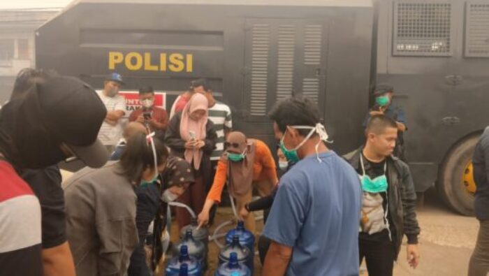 Peduli Warga Terdampak Karhutla dan Kekeringan, Mitra Jurnalis Bagikan 6.000 Liter Air dan Ratusan Masker
