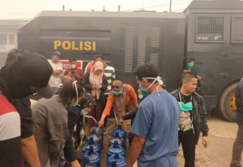 Peduli Warga Terdampak Karhutla dan Kekeringan, Mitra Jurnalis Bagikan 6.000 Liter Air dan Ratusan Masker
