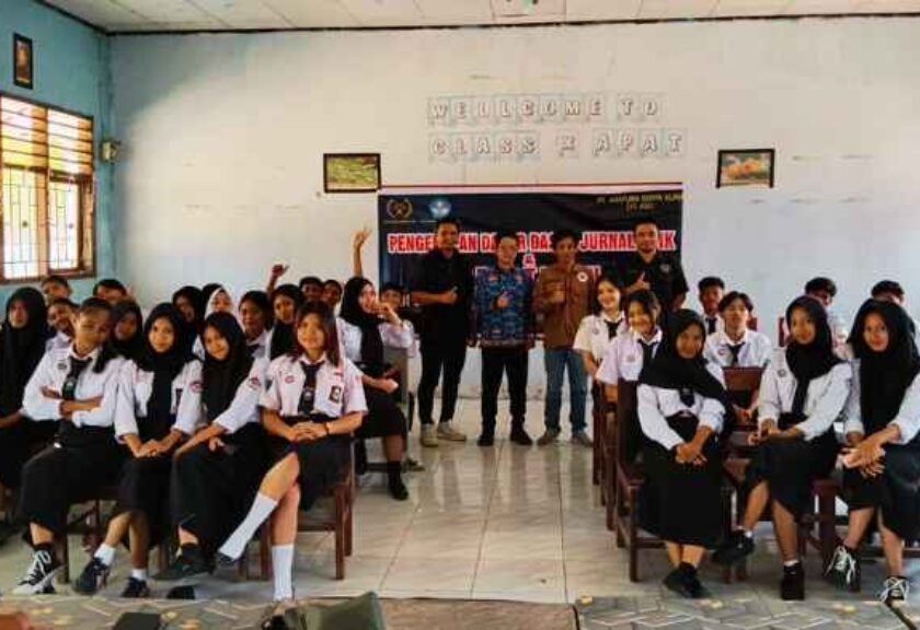 PWI Boltim dan PT ASA Bekali Siswa SMK Motongkad dengan Dasar Jurnalistik