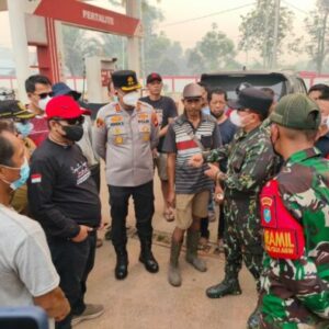 Karhutla Lintang Batang Nyaris Capai SPBU dan Rumah Warga, Kapolres-Bupati Turun Langsung