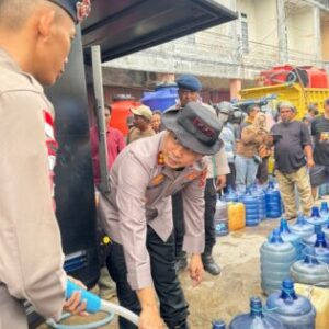 Polres Ketapang Bersama Brimob Salurkan 30.000 Liter Air Siap Konsumsi Kepada Masyarakat Terdampak Kekeringan