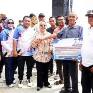 Jelang HUT ke-81 Labuhanbatu, Bupati Maya Hasmita Salurkan Bansos untuk Ratusan Warga Panai Hilir