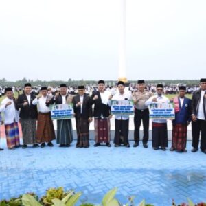 Pimpin Upacara Hari Santri ke-11, Wabup Batu Bara Serahkan Bantuan Sarana Ibadah untuk 13 Pesantren