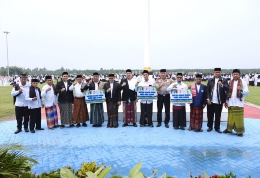 Pimpin Upacara Hari Santri ke-11, Wabup Batu Bara Serahkan Bantuan Sarana Ibadah untuk 13 Pesantren