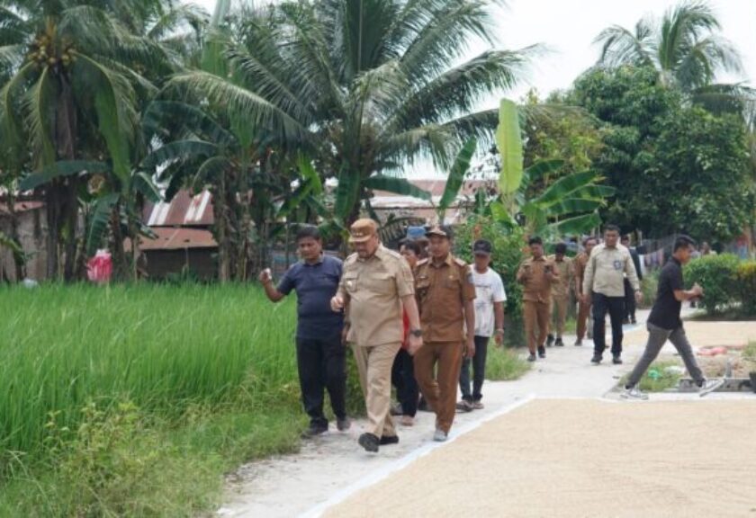 Blusukan ke Mekar Mulyo, Bupati Baharuddin Siap Benahi Irigasi, Kabel Semrawut dan Jalan Rusak